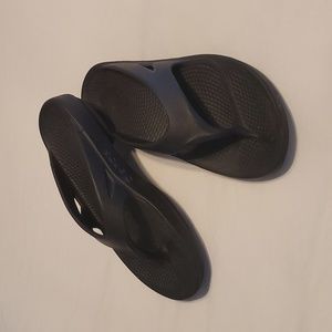 Oofos women's size 8